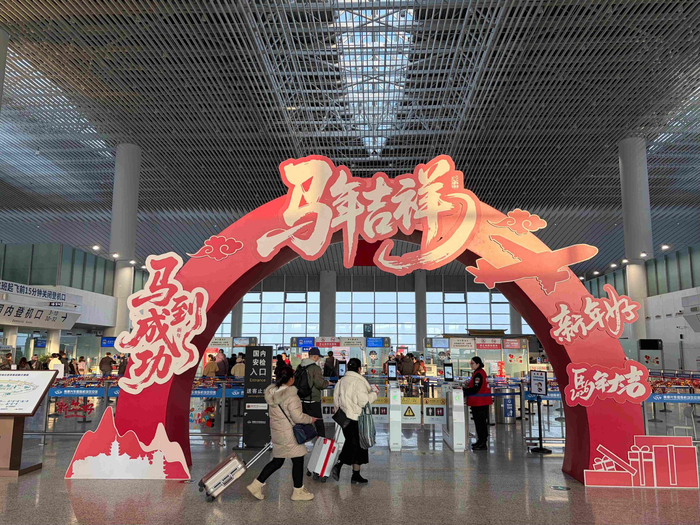 图为江苏南通兴东国际机场内的马年主题拱门（杨子华 摄）