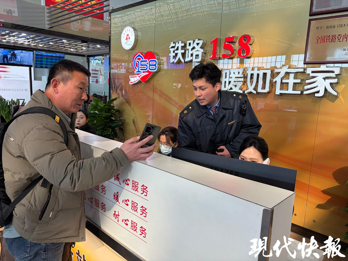 崔国祥正在接受旅客咨询