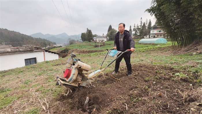 峰岩村村民董恩灿在翻耕土地。本报记者 陈冠合摄/光明图片