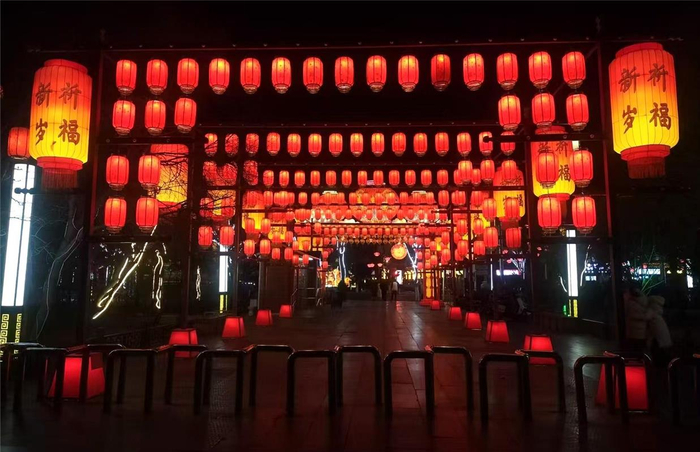 　灯光璀璨的街道。