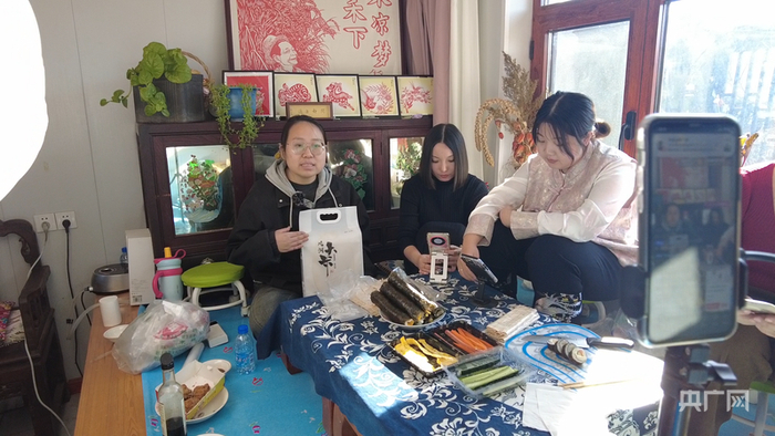 董娇阳（左一）在直播间推销大米（央广网记者  宗韶峰  摄）