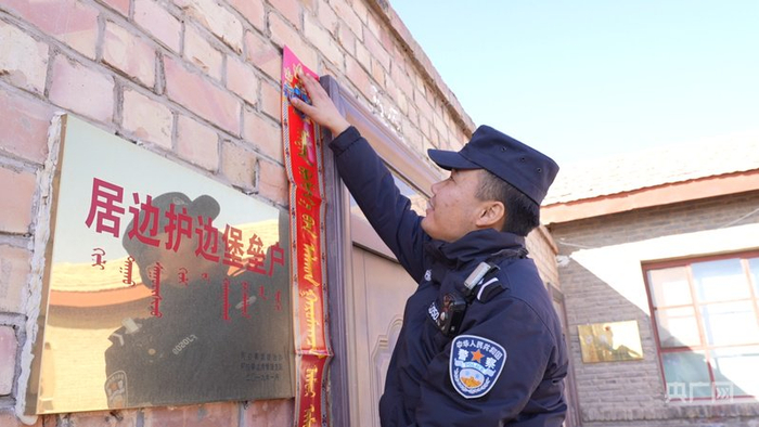 宝泉在家中张贴春联（央广网发  戴雯婕  摄）