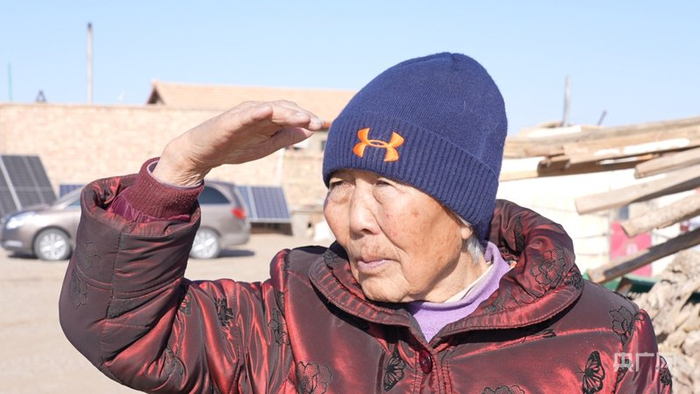 79  岁的尼玛老人抬手眺望边境线（央广网发  邬力吉巴托  摄）