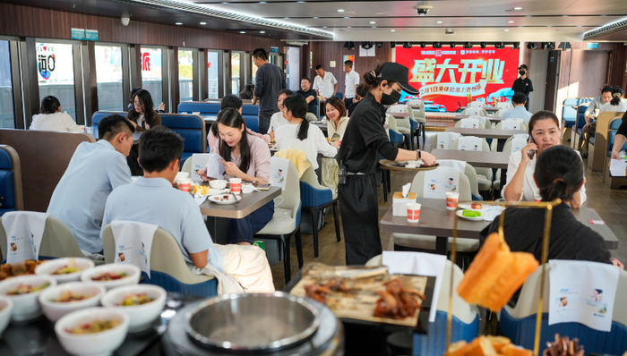 图为游客在“海旅01”游船上喝老爸茶。张茂 摄