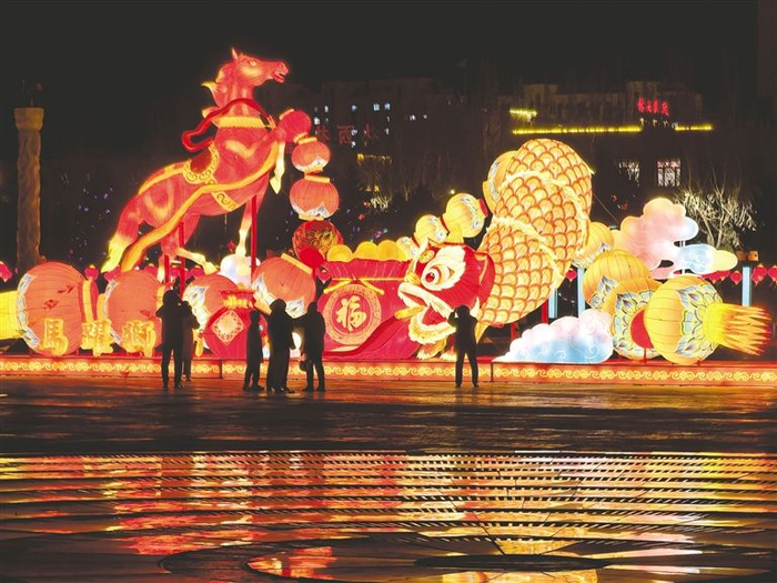 　　这几天，赤峰市林西县松漠广场流光溢彩，铺展出一幅吉祥喜庆的新春画卷。春节期间，林西县灯光亮化以“迎新春、庆团圆、暖民心”为主题，兼顾美观、节能与安全，城区主次干道、公园广场、街巷社区处处张灯结彩，传统花灯与现代亮化交织，营造出欢乐祥和的节日氛围。