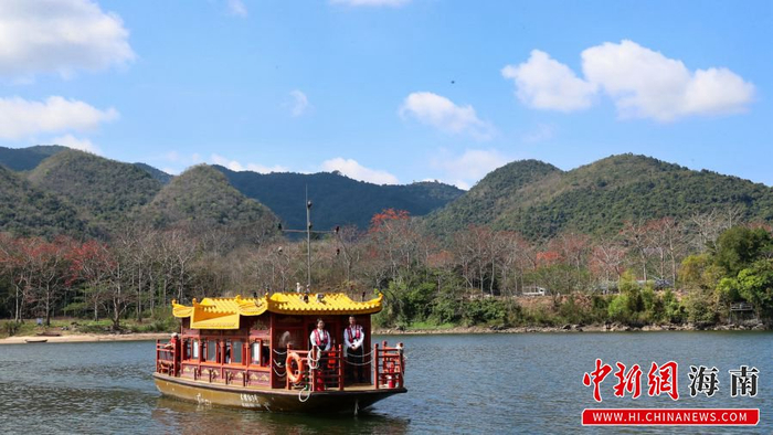 海事部门增派执法力量，在码头和重点水域进行现场值守与动态监管，维护船舶航行、停泊秩序。八所海事局供图