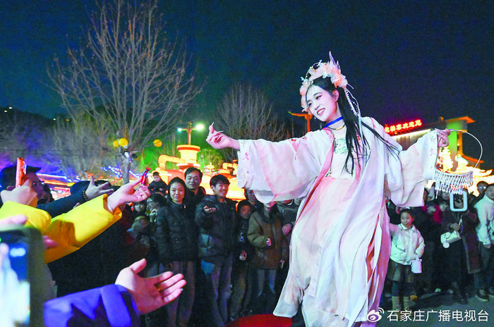 在鹿泉区抱犊寨景区，游客与演员互动，乐享春节假日幸福时光。记者 张晓峰 摄