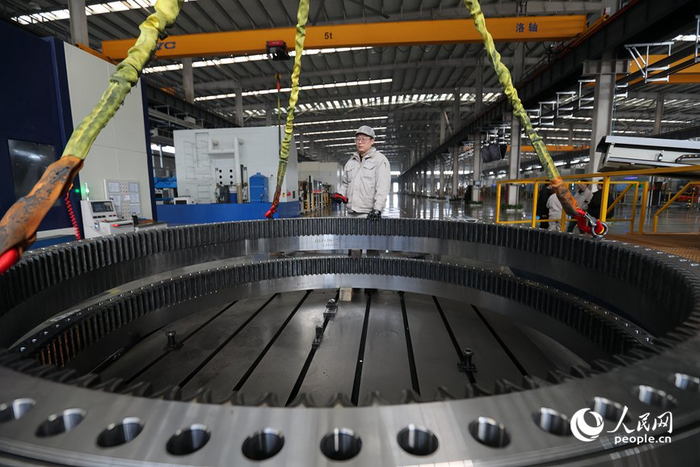 工人在车间忙碌着。人民网记者 霍亚平摄