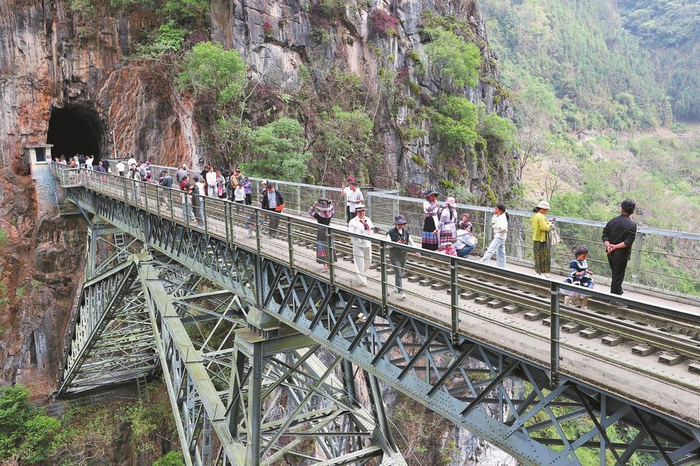 游客漫步屏边县滇越铁路人字桥。记者 雷桐苏 摄