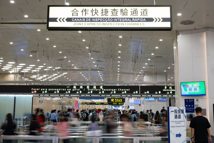 　　2月18日，旅客排队通过横琴口岸澳门口岸区离境通道。新华社发（张金加摄）