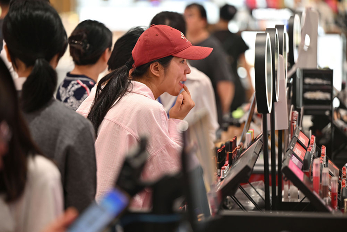 2月16日，顾客在海口日月广场免税店选购商品。新华社记者 郭程 摄