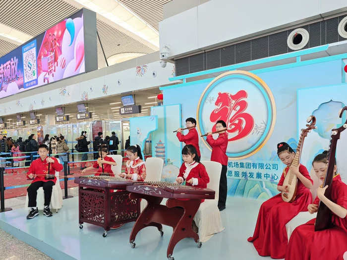 图为位于江苏无锡的硕放机场内的公益演出（受访者提供）