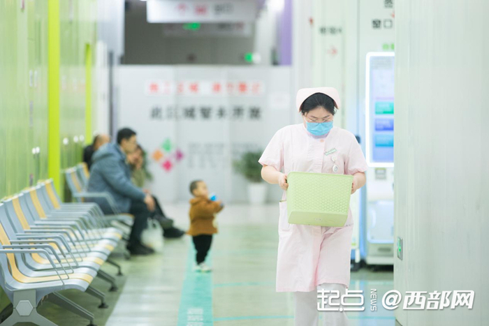 候诊走廊，护士手持药篮，步履匆匆穿梭其间。