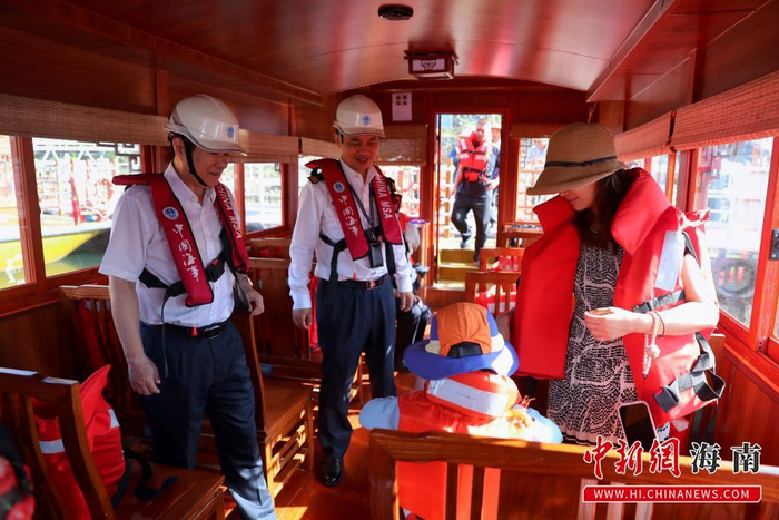 　　海事部门增派执法力量，在码头和重点水域进行现场值守与动态监管，维护船舶航行、停泊秩序。八所海事局供图