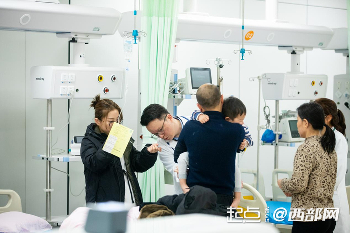 西安市儿童医院经开院区急诊科主任文俊正在为患儿进行诊治。
