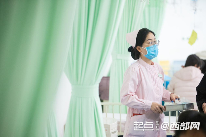 护士准备为新接诊的患儿进行治疗。