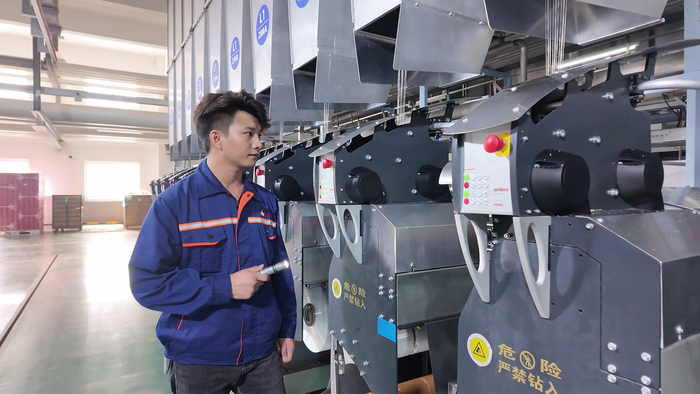 曹明亮正在巡检设备（央广网记者  尚天宇  摄）