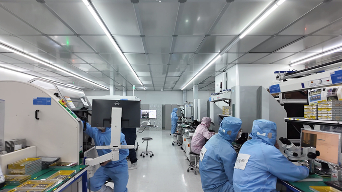 无尘车间加紧生产（央广网记者  尚天宇  摄）