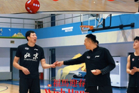 归队开练！翟晓川晒北京男篮合照：开工大吉