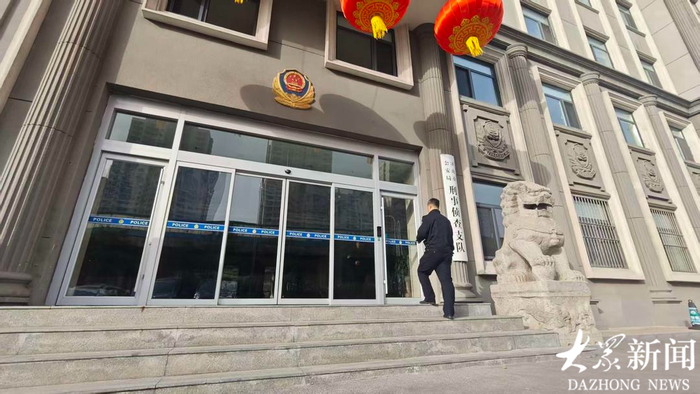 刘兆戈假期值班期间步入单位 郭由 摄