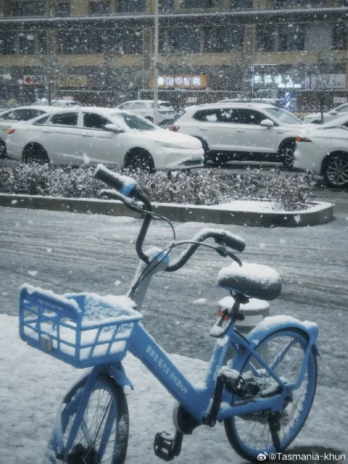 △今天白天，西安出现明显降雪，路面湿滑。