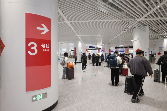 从北京朝阳站出站换乘地铁3号线的旅客，无需再次安检，直接实现“一次安检、全程畅行”。新京报记者 王贵彬 摄