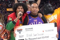 太阳球迷投进中场超远三分 喜提10000美金💰