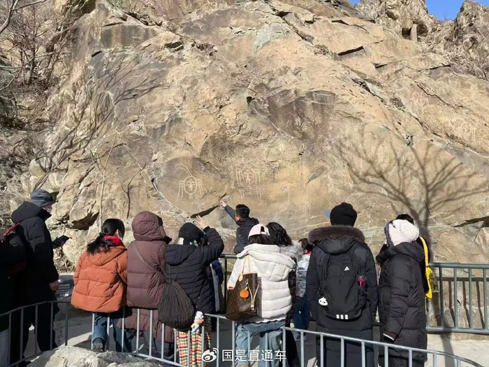 2月22日，宁夏贺兰山岩画景区，游客正在参观岩画。 国是直通车 段修健 摄