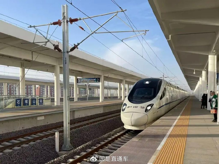2月20日，宁夏石嘴山站，一趟动车组列车正进站。 国是直通车 段修健 摄