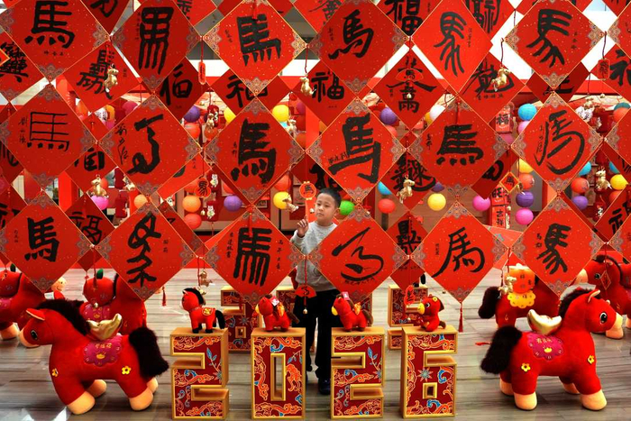 在克拉玛依市美术馆，小学生在观赏由516件作品组成的马年主题展览。崔文娟摄
