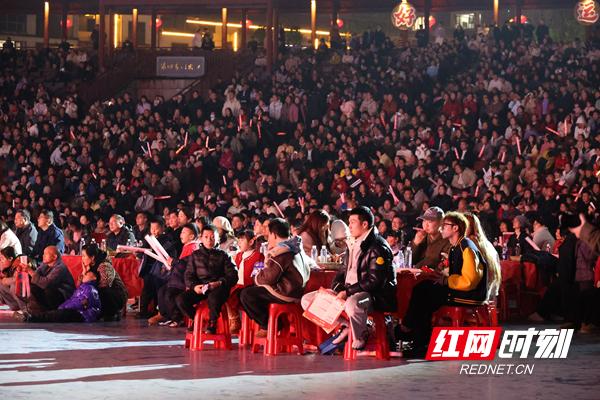 音乐会现场座无虚席。以上照片均由粟会霞摄