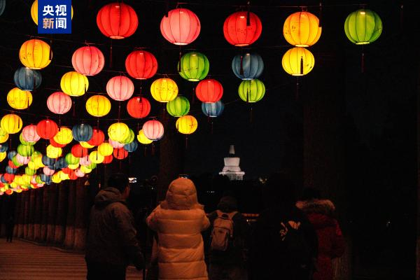 △夜幕下的北海公园流光溢彩