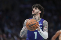 状态出色！拉梅洛·鲍尔上半场12中6砍19分3板4助1断 三分8中4