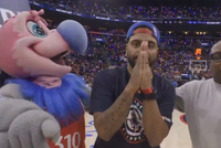 今天好日子💰快船球迷投进中圈三分&amp;喜提1万美金 呼应太阳球迷