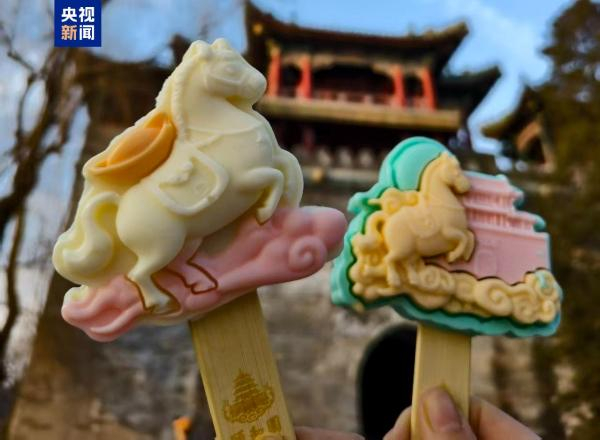 △颐和园推出的马年文创雪糕深受游客喜爱
