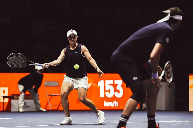 巴蒂在贺岁杯中回球 李铭珅 摄