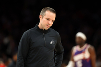 奥特抱怨判罚：我们单场被吹六个非法掩护 对方一倒地裁判就吹