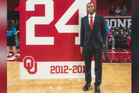 希尔德大学球衣在俄克拉荷马大学退役！波杰姆、库明加转发送祝福