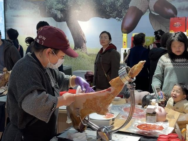 西班牙火腿馆的店员正在切火腿。吴恺沄摄