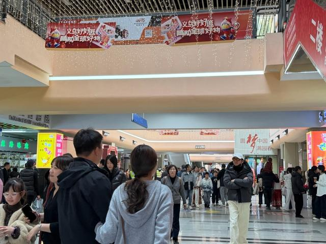正月初五，正在逛义乌商贸城五区的游客们。吴恺沄摄