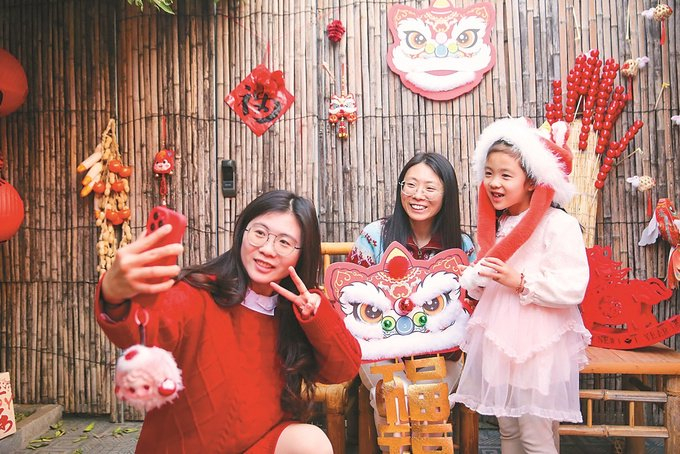 2月22日，如皋市如城街道集贤里古街年味十足，不少市民游客前来品咖啡、拍照打卡。 徐慧 摄 （视觉江苏网供图）