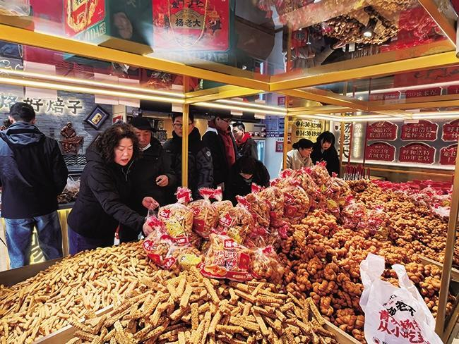 市民在宽巷子美食街选购食品