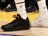 詹姆斯上脚黑白鸳鸯23代“Equality”配色球鞋 揽43000分里程碑！