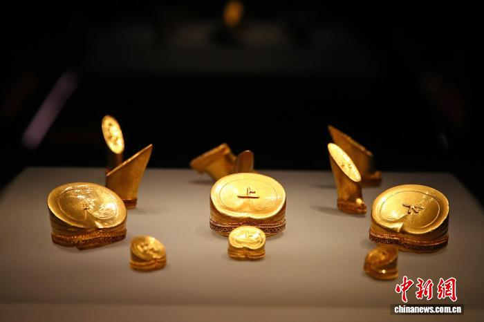 2025年2月6日，江西南昌，南昌汉代海昏侯国遗址博物馆展出的马蹄金。中新社记者 刘占昆 摄