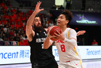 解说：男篮投射能力加强了 赵睿赵继伟也加强了后卫挡拆发起能力