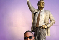 韦德晒与莱利雕像合影：能在你手下打球是我的荣幸！