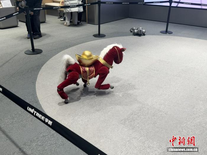 商场里展示的马年特色机器狗。中新网 左宇坤 摄 