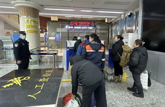　保障游客出入境通关
