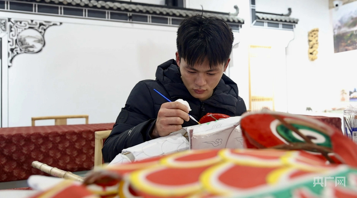 汪锦程正在为节庆活动绘制鱼灯（央广网记者  鲍玉婵摄）