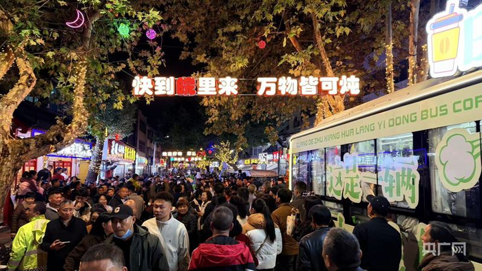 热闹的广德市迎春街（央广网记者  张琳琳摄）